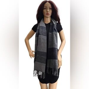 NWT Italian Woollen Treasures scarf in a gray plaid pattern and 100% Lambswool